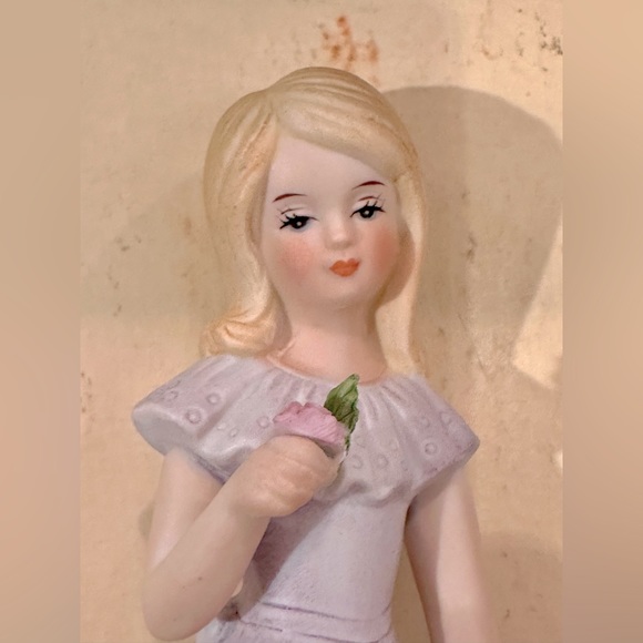 Enesco Growing Up Girls Classic Porcelain Figurine Blonde Birthday Girl Age 12 - Picture 5 of 5